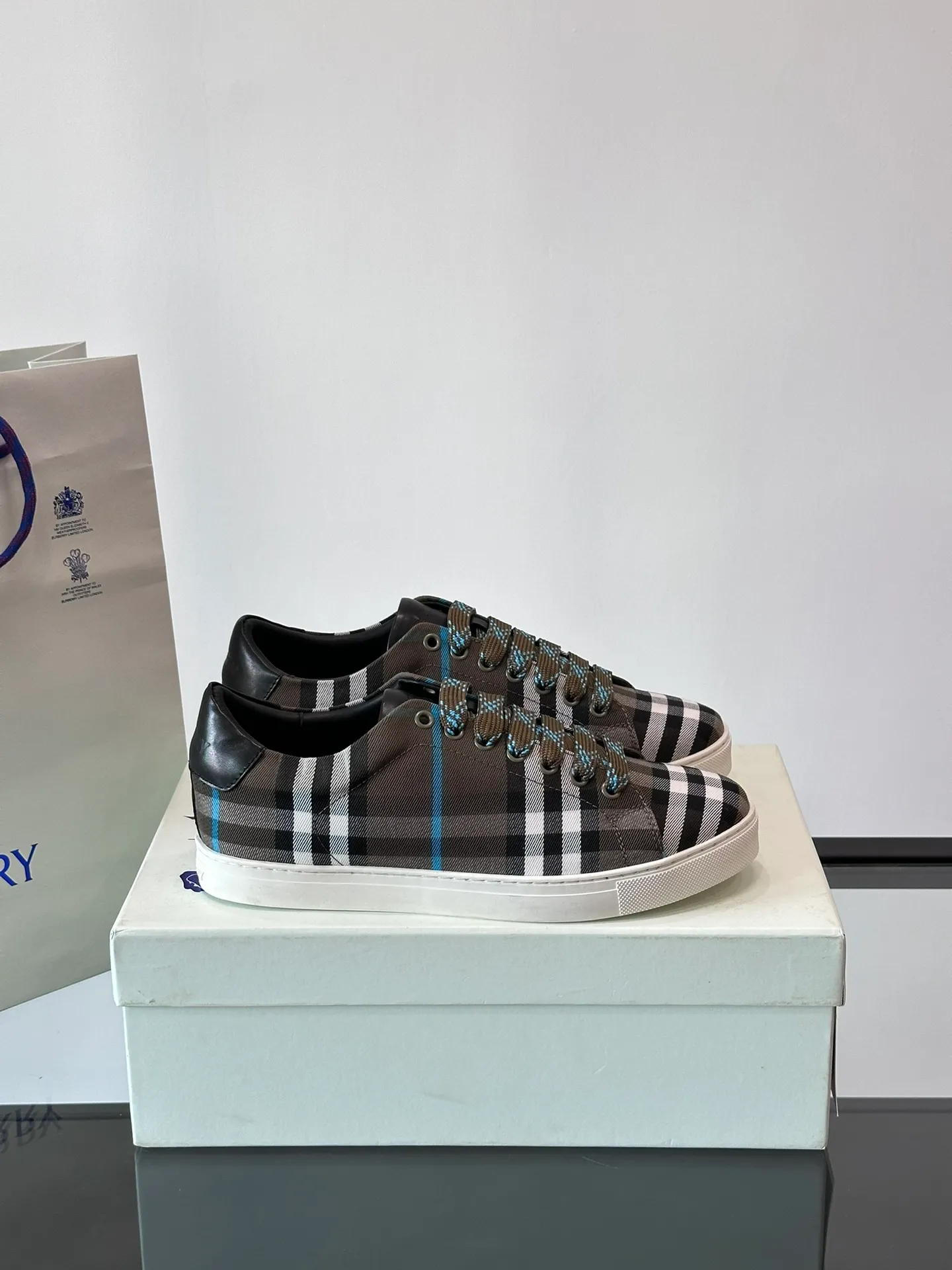 P380▫️B’s men’s classic low-top sneakers are reinterpreted in Vintage plaid cotton and cowhide materials, and decorated with a new brand logo. First-layer sheepskin lining, heel decorated with Burberry letter embossed logo, original outsole Size: 38-44 (45 customized) No. 068